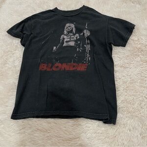 comfy blondie tee
